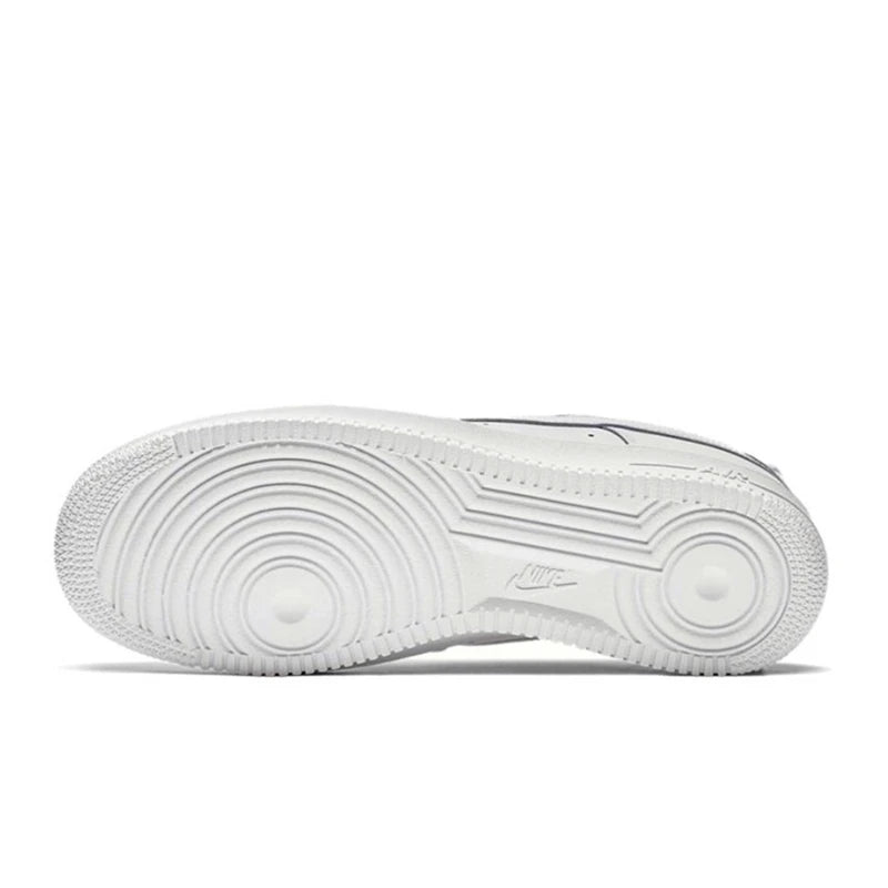 حذاء تزلج Nike Air Force 1 07 للرجال والنساء كلاسيكي باللونين الأسود والأبيض مصنوع من الجلد الأصلي غير قابل للانزلاق ومريح للجري من Af1