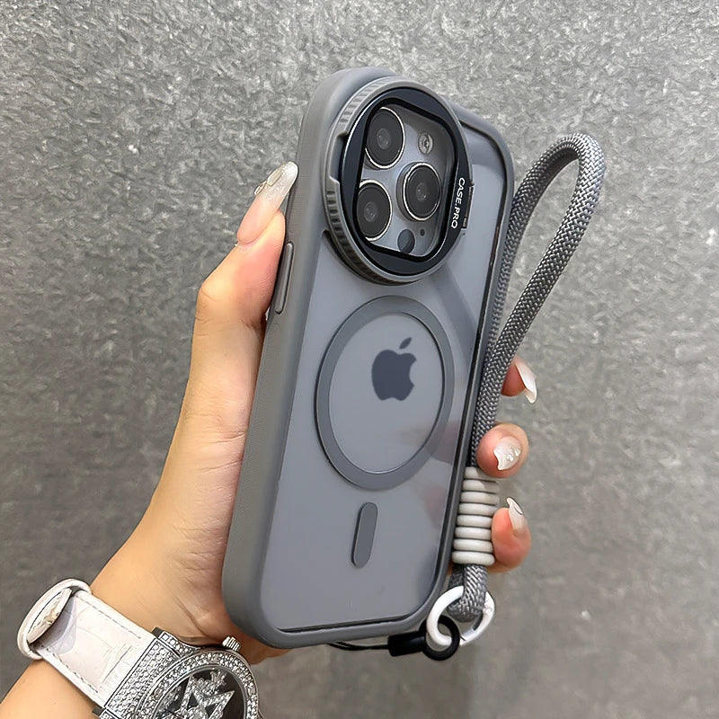 جراب مغناطيسي شفاف مع حامل عدسات زجاجي قابل للطي لهاتف iPhone 16 15 14 13 12 11 Pro Max مع حزام معصم Magsafe وغطاء مقاوم للصدمات